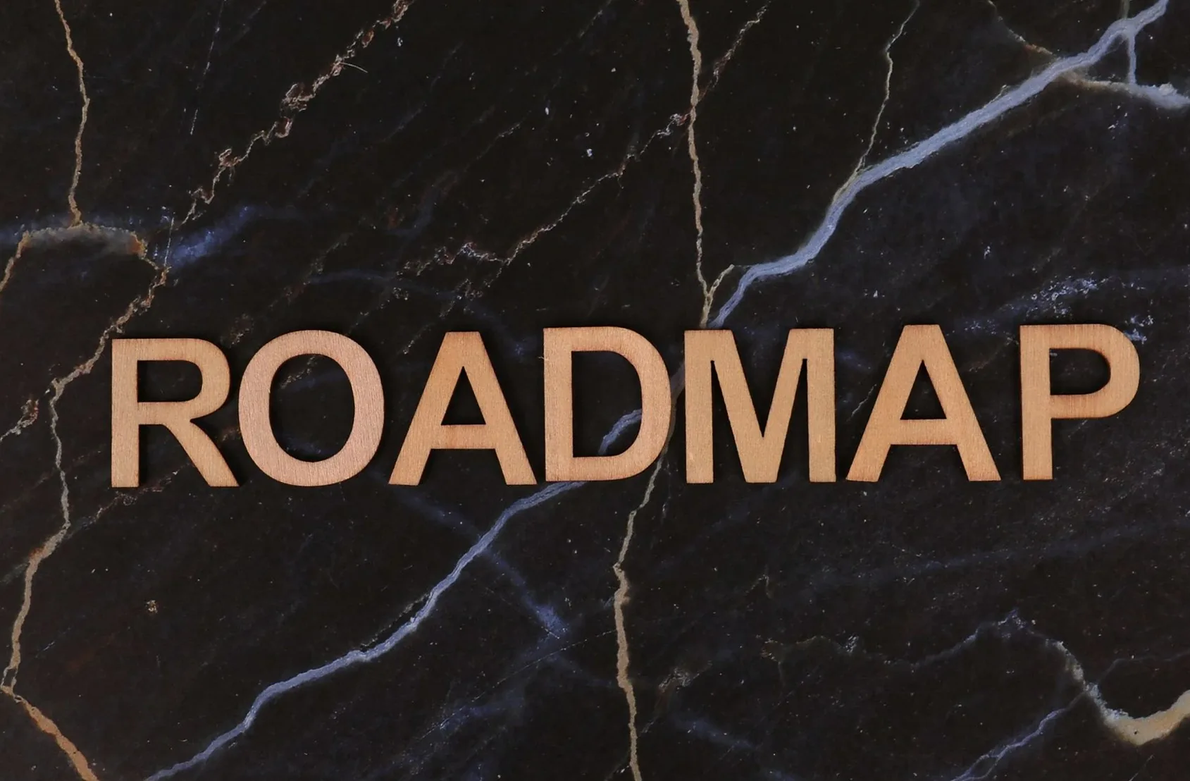 黒い大理石の上に置かれた「ROADMAP」の立体文字